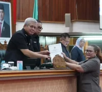Sekda Kalbar Harisson menghadiri Rapat Paripurna DPRD Kalbar membahas Raperda Perubahan Pajak dan Retribusi Daerah.