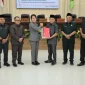 Wali Kota Singkawang Tjhai Chui Mie menyampaikan nota pengantar tiga Raperda strategis 2026 dalam rapat paripurna DPRD. (MC Singkawang)