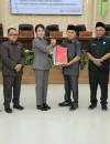 Wali Kota Singkawang Tjhai Chui Mie menyampaikan nota pengantar tiga Raperda strategis 2026 dalam rapat paripurna DPRD. (MC Singkawang)