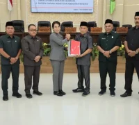 Wali Kota Singkawang Tjhai Chui Mie menyampaikan nota pengantar tiga Raperda strategis 2026 dalam rapat paripurna DPRD. (MC Singkawang)