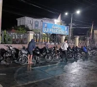 Petugas Satlantas Polres Kapuas Hulu menindak motor berknalpot brong saat razia dini hari di Putussibau.