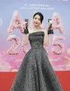 IU menerima penghargaan di panggung Asia Artist Awards 2025 Taiwan. (Dok. Starnews)