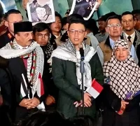 Menlu RI Sugiono menyambut kepulangan sembilan relawan Indonesia usai dibebaskan dari penahanan Israel di Bandara Soekarno-Hatta.