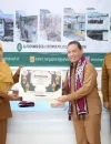 Gubernur Ria Norsan menyerahkan bantuan seragam dan tumbler kepada siswa SMKN 1 Nanga Pinoh di Melawi, Selasa (24/2).