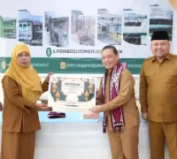 Gubernur Ria Norsan menyerahkan bantuan seragam dan tumbler kepada siswa SMKN 1 Nanga Pinoh di Melawi, Selasa (24/2).