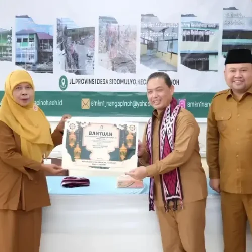 Gubernur Ria Norsan menyerahkan bantuan seragam dan tumbler kepada siswa SMKN 1 Nanga Pinoh di Melawi, Selasa (24/2).
