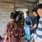 Polisi melakukan olah TKP di rumah korban remaja 16 tahun yang tewas tersengat listrik di Serambai Jaya, Sanggau.