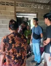 Polisi melakukan olah TKP di rumah korban remaja 16 tahun yang tewas tersengat listrik di Serambai Jaya, Sanggau.