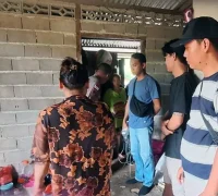 Polisi melakukan olah TKP di rumah korban remaja 16 tahun yang tewas tersengat listrik di Serambai Jaya, Sanggau.