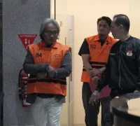Tersangka suap restitusi pajak KPP Madya Banjarmasin saat tiba di Gedung Merah Putih KPK.