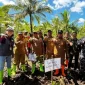 Bupati Kubu Raya Sujiwo bersama masyarakat melakukan penanaman mangrove di Desa Batu Ampar untuk mendukung restorasi lingkungan dan ekonomi warga pesisir.