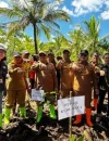 Bupati Kubu Raya Sujiwo bersama masyarakat melakukan penanaman mangrove di Desa Batu Ampar untuk mendukung restorasi lingkungan dan ekonomi warga pesisir.