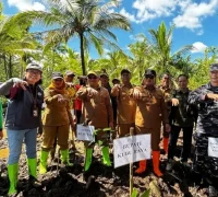 Bupati Kubu Raya Sujiwo bersama masyarakat melakukan penanaman mangrove di Desa Batu Ampar untuk mendukung restorasi lingkungan dan ekonomi warga pesisir.