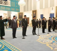 Presiden Prabowo Subianto melantik enam pejabat baru Kabinet Merah Putih di Istana Negara Jakarta.