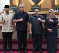 Sekda Kalbar Harisson menyampaikan penjelasan Raperda revisi Perda Pajak Daerah dan Retribusi Daerah dalam Rapat Paripurna DPRD Kalbar.