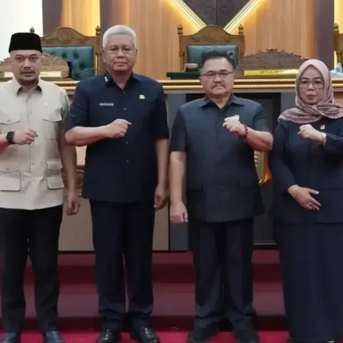 Sekda Kalbar Harisson menyampaikan penjelasan Raperda revisi Perda Pajak Daerah dan Retribusi Daerah dalam Rapat Paripurna DPRD Kalbar.