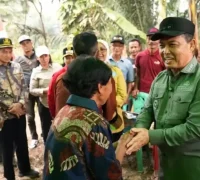 Gubernur Kalbar Ria Norsan mengunjungi Desa Engkangin, Kabupaten Landak, sekaligus menyerap aspirasi warga terkait pembangunan jalan desa, Sabtu (29/8/2026).