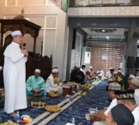 Gubernur Kalimantan Barat Ria Norsan menghadiri peringatan Isra Mikraj 1447 Hijriah bersama jemaah di Masjid Az-Zakhirin. (instagram.com/adpim.provkalbar)