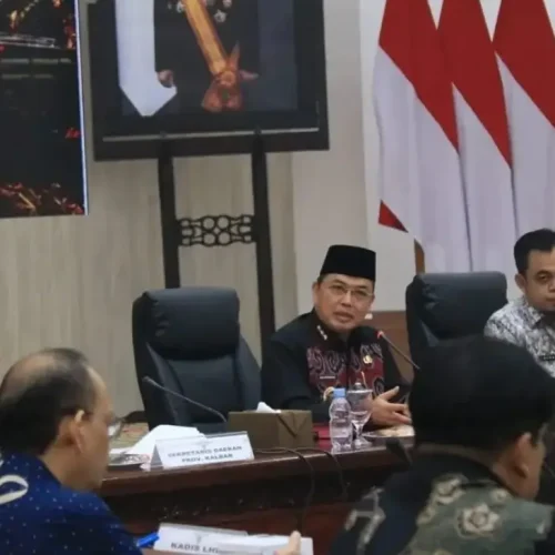 Gubernur Kalbar Ria Norsan memimpin rapat koordinasi penanggulangan puncak karhutla 2026 di Pontianak.