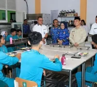 Ria Norsan MBG Kalbar (1) Suasana siswa SMK N 5 menikmati Program Makan Bergizi Gratis Kalbar. (MC Kalbar)