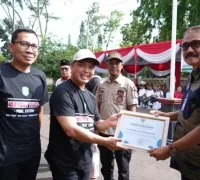 Gubernur Ria Norsan saat kunjungan ke Disnakertrans Kalbar pada May Day 2026 membahas perlindungan buruh.