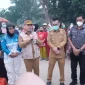 Gubernur Kalbar Ria Norsan menyalurkan bantuan air bersih dan meninjau pasar murah bersubsidi bagi warga Kayong Utara terdampak kabut asap.