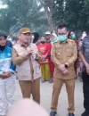 Gubernur Kalbar Ria Norsan menyalurkan bantuan air bersih dan meninjau pasar murah bersubsidi bagi warga Kayong Utara terdampak kabut asap.