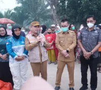 Gubernur Kalbar Ria Norsan menyalurkan bantuan air bersih dan meninjau pasar murah bersubsidi bagi warga Kayong Utara terdampak kabut asap.