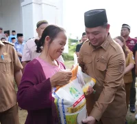 Gubernur Kalbar Ria Norsan menyerahkan simbolis paket sembako kepada warga Sekadau, Selasa (24/2/2026).