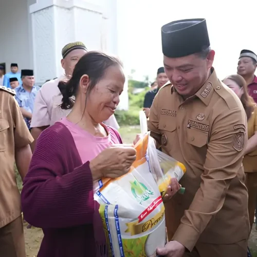 Gubernur Kalbar Ria Norsan menyerahkan simbolis paket sembako kepada warga Sekadau, Selasa (24/2/2026).
