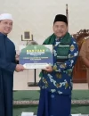 Gubernur Ria Norsan menyerahkan bantuan sosial kepada masyarakat saat Silaturahmi Ramadan di Sekadau, Rabu (25/2/2026).