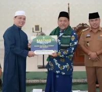 Gubernur Ria Norsan menyerahkan bantuan sosial kepada masyarakat saat Silaturahmi Ramadan di Sekadau, Rabu (25/2/2026).