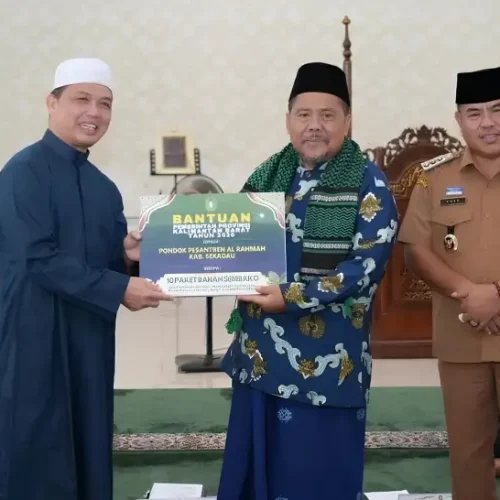 Gubernur Ria Norsan menyerahkan bantuan sosial kepada masyarakat saat Silaturahmi Ramadan di Sekadau, Rabu (25/2/2026).