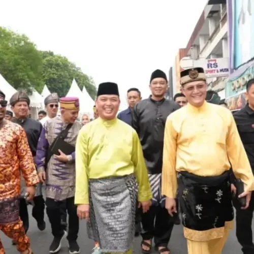 Gubernur Kalbar Ria Norsan bersama Sultan Pontianak IX Sultan Syarif Mahmud Melvin Alkadrie melepas Pawai Budaya Melayu Borneo dalam rangka HUT ke-255 Kota Pontianak.
