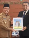 Gubernur Kalbar Ria Norsan dengan Konsul Malaysia di Pontianak, Tuan Azizul Zekri Bin Abdul Rahim, saat pertemuan perpisahan di Ruang Kerja Gubernur Kalbar.
