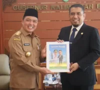 Gubernur Kalbar Ria Norsan dengan Konsul Malaysia di Pontianak, Tuan Azizul Zekri Bin Abdul Rahim, saat pertemuan perpisahan di Ruang Kerja Gubernur Kalbar.
