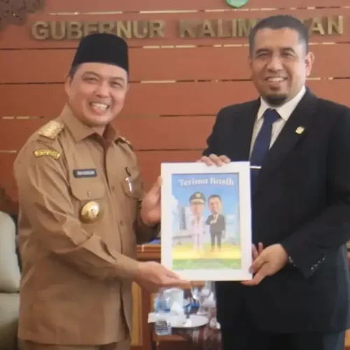 Gubernur Kalbar Ria Norsan dengan Konsul Malaysia di Pontianak, Tuan Azizul Zekri Bin Abdul Rahim, saat pertemuan perpisahan di Ruang Kerja Gubernur Kalbar.