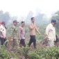 Gubernur Kalimantan Barat Ria Norsan mendampingi Presiden Prabowo Subianto meninjau lokasi kebakaran hutan dan lahan di Jalan Angkasapura, Kabupaten Kubu Raya.