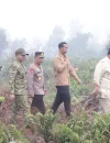Gubernur Kalimantan Barat Ria Norsan mendampingi Presiden Prabowo Subianto meninjau lokasi kebakaran hutan dan lahan di Jalan Angkasapura, Kabupaten Kubu Raya.