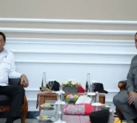 Gubernur Kalbar Ria Norsan menyambut Menko Polkam Djamari Chaniago saat kunjungan kerja di Kubu Raya.