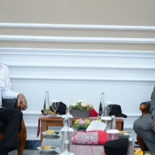 Gubernur Kalbar Ria Norsan menyambut Menko Polkam Djamari Chaniago saat kunjungan kerja di Kubu Raya.