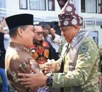 Gubernur Kalbar Ria Norsan menyambut Wakil Kepala Staf Angkatan Darat Letjen TNI Muhammad Saleh Mustafa di Bandara Internasional Supadio, Pontianak.