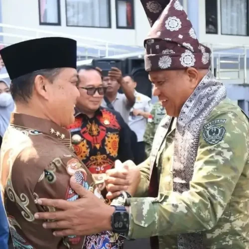 Gubernur Kalbar Ria Norsan menyambut Wakil Kepala Staf Angkatan Darat Letjen TNI Muhammad Saleh Mustafa di Bandara Internasional Supadio, Pontianak.