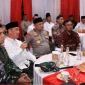 Gubernur Kalimantan Barat, Ria Norsan meninjau pos pengamanan Idulfitri di Pontianak untuk memastikan keamanan dan kelancaran arus mudik.