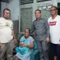 Gubernur Kalbar Ria Norsan mengunjungi rumah warga dan menyerahkan bantuan sembako serta santunan di Kecamatan Sungai Raya Kepulauan, Bengkayang.