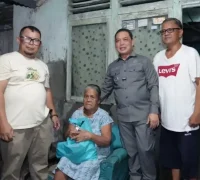 Gubernur Kalbar Ria Norsan mengunjungi rumah warga dan menyerahkan bantuan sembako serta santunan di Kecamatan Sungai Raya Kepulauan, Bengkayang.