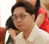 Dokter kecantikan Richard Lee resmi ditahan di Rutan Polda Metro Jaya terkait kasus dugaan pelanggaran perlindungan konsumen.