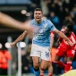 Gelandang Manchester City Rodri bereaksi dalam pertandingan Liga Inggris setelah keputusan kontroversial wasit.