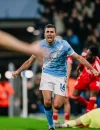 Gelandang Manchester City Rodri bereaksi dalam pertandingan Liga Inggris setelah keputusan kontroversial wasit.