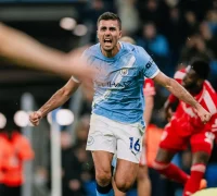 Gelandang Manchester City Rodri bereaksi dalam pertandingan Liga Inggris setelah keputusan kontroversial wasit.